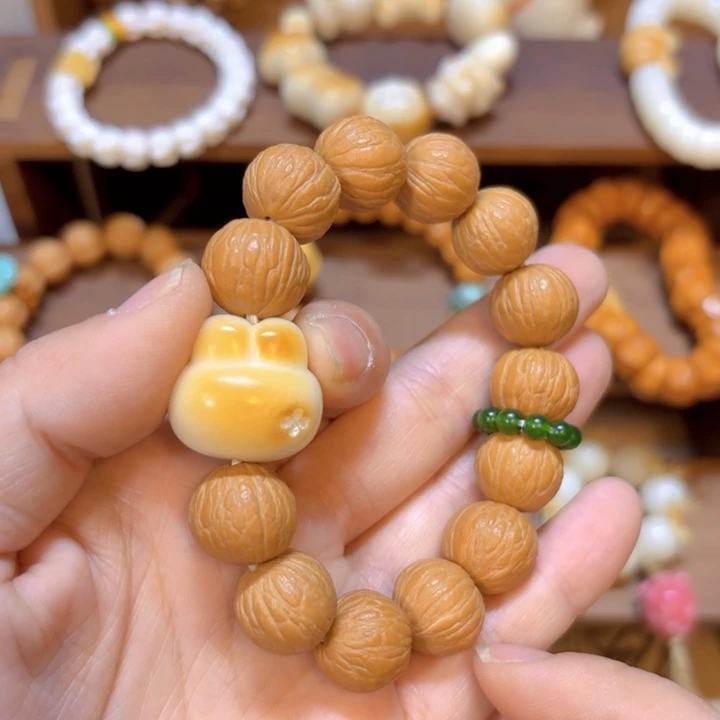 星月菩提手串猴头凤羽象牙果兔兔