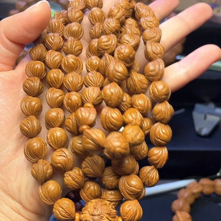 桃核把件钯*。秦岭龙纹野生玉龙脊脖挂1.1