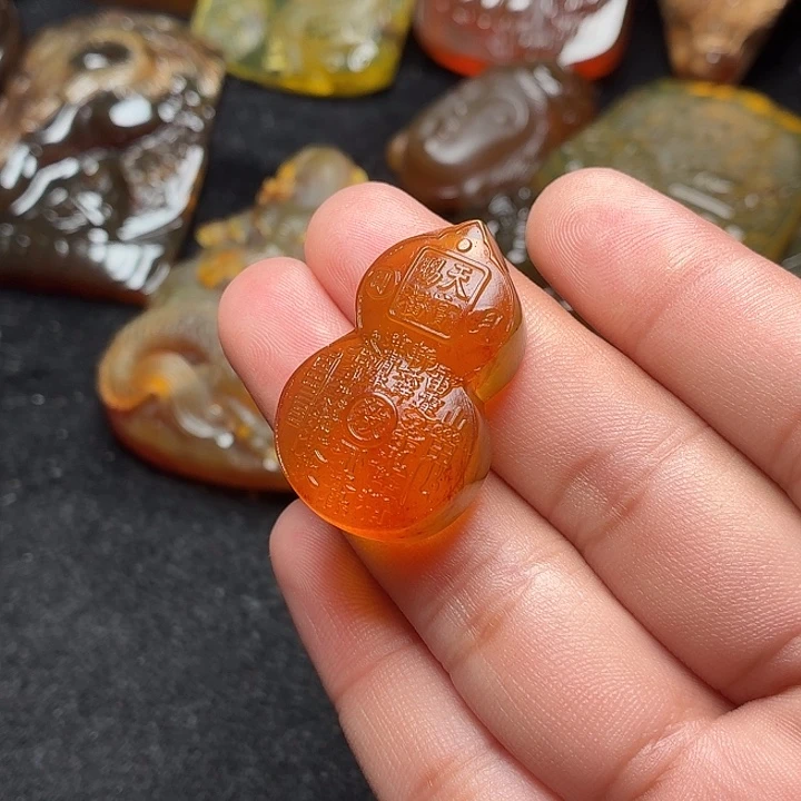 琥珀未镶嵌颈饰100