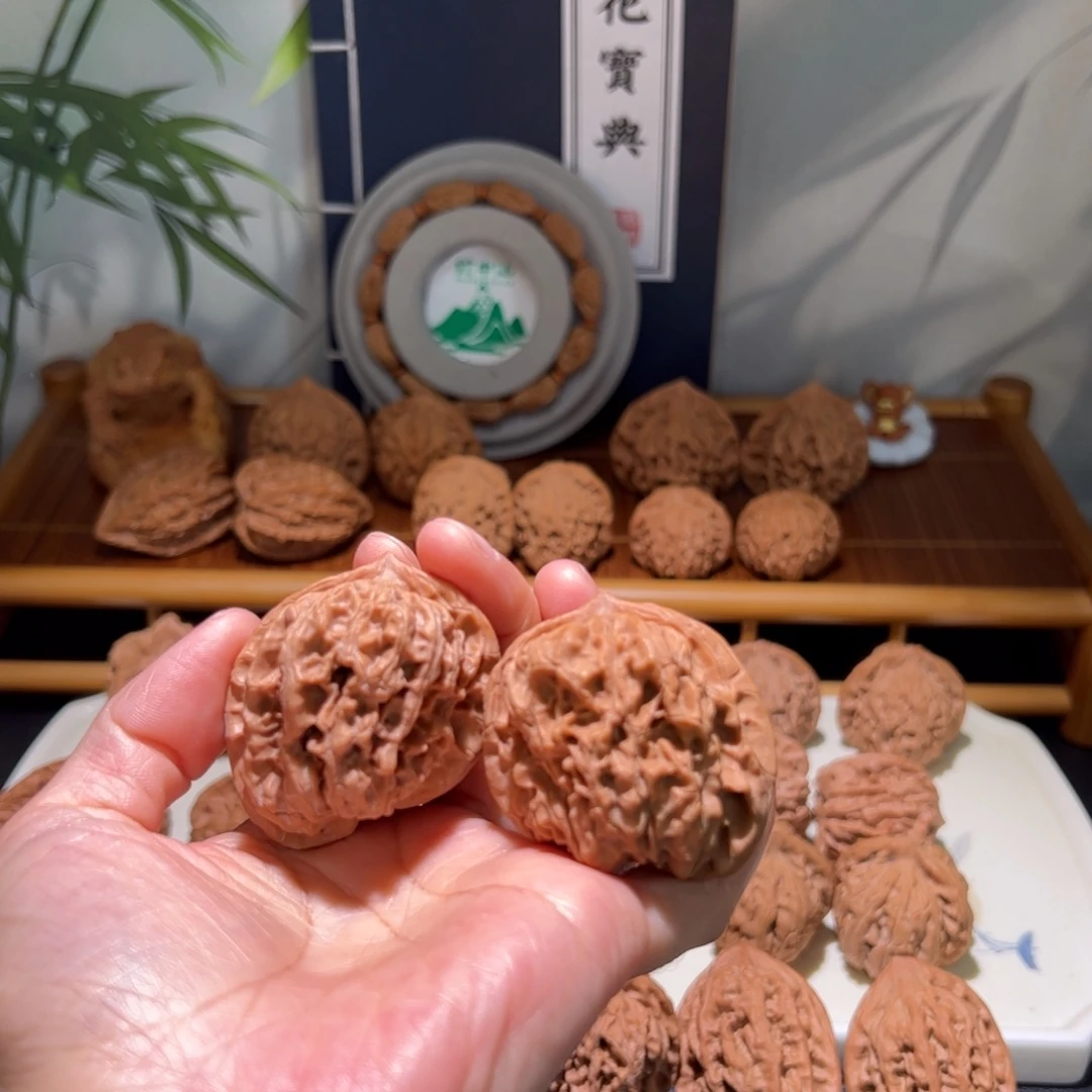 子***渔文玩核桃把件蛮荒石