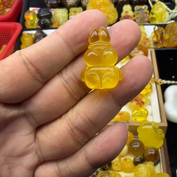 蜜蜡未镶嵌颈饰兔子