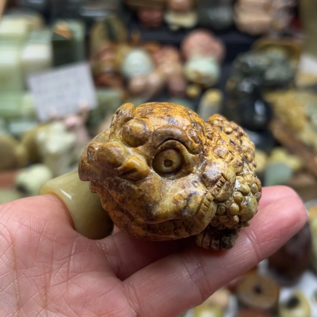 岫岩河磨玉（透闪石质玉）未镶嵌颈饰河磨玉金蟾有个小皮纹