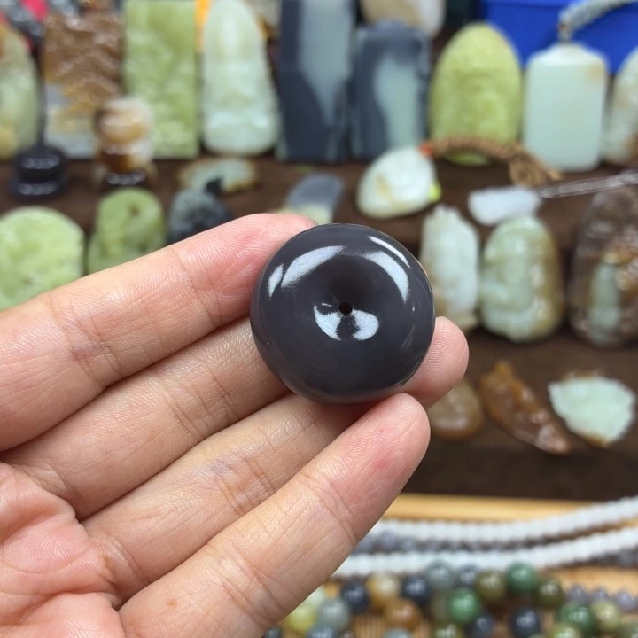 Y***。颈饰未镶嵌和田玉