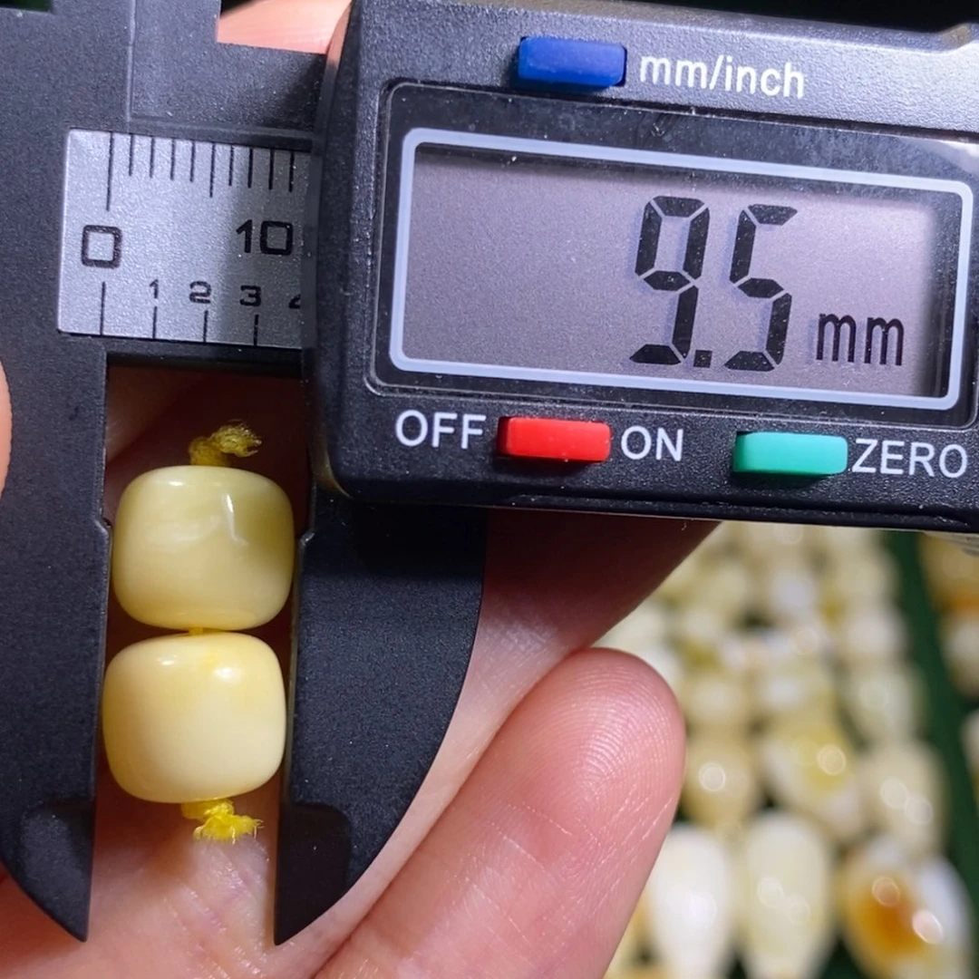 零***度蜜蜡未镶嵌裸石微瑕