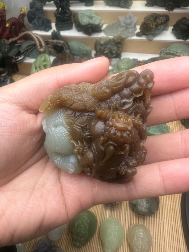 和田玉且末糖白飞天貔貅手把件