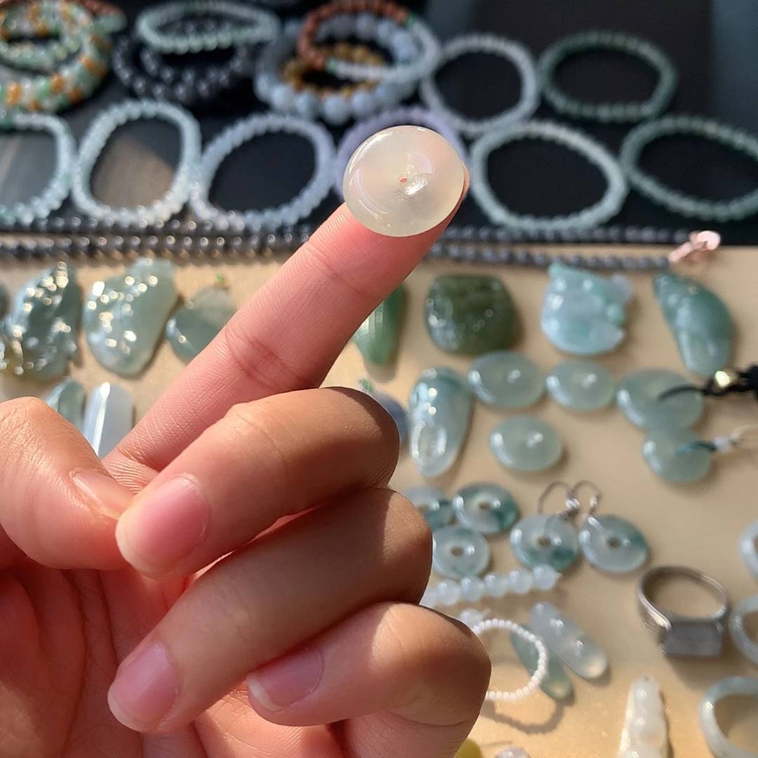 翡翠未镶嵌颈饰平安扣