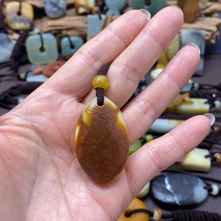 蛇纹石玉未镶嵌颈饰