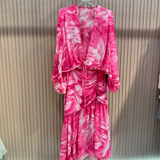 131 飘逸显白短款上衣套装裙