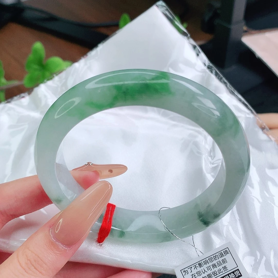 翡翠手镯未镶嵌60圈