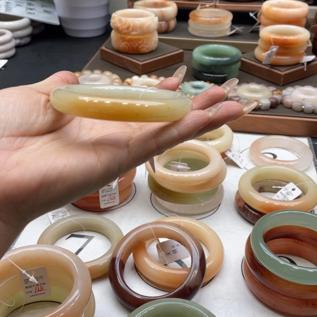 海***姐石英岩玉未镶嵌手镯