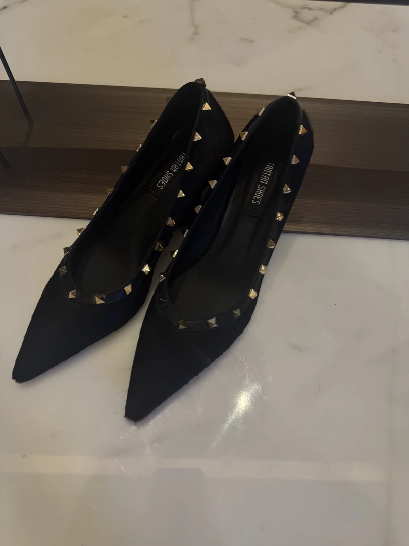 TANTAN   胎牛毛 跟高5公分气质嵌钻尖头高跟鞋 2370