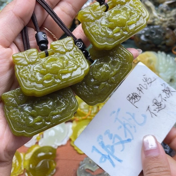 蛇纹石玉未镶嵌吊坠