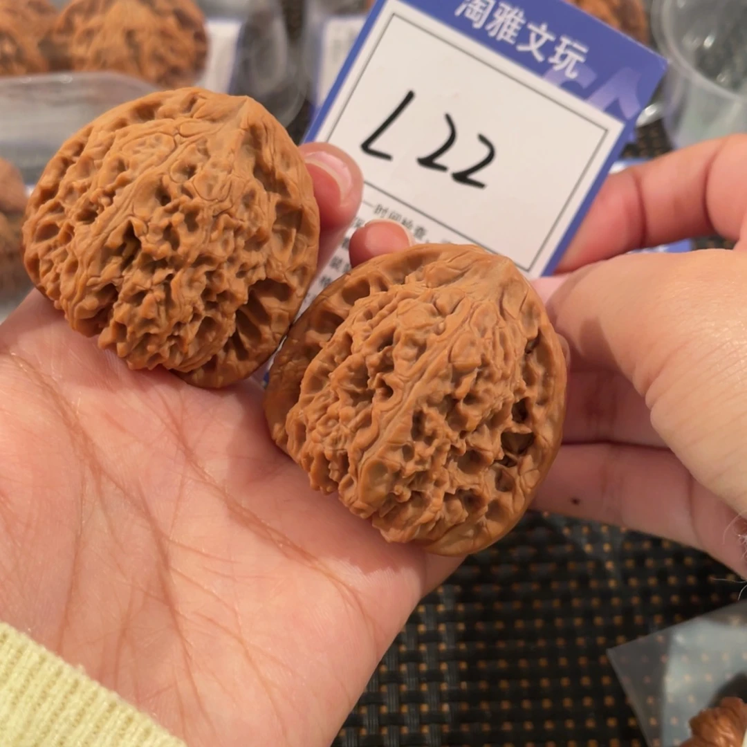 锅****文玩核桃把件L22  三角疆 44