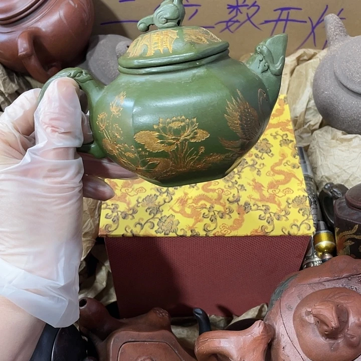 紫砂茶壶原矿泥料，手工制作一把紫砂壶。