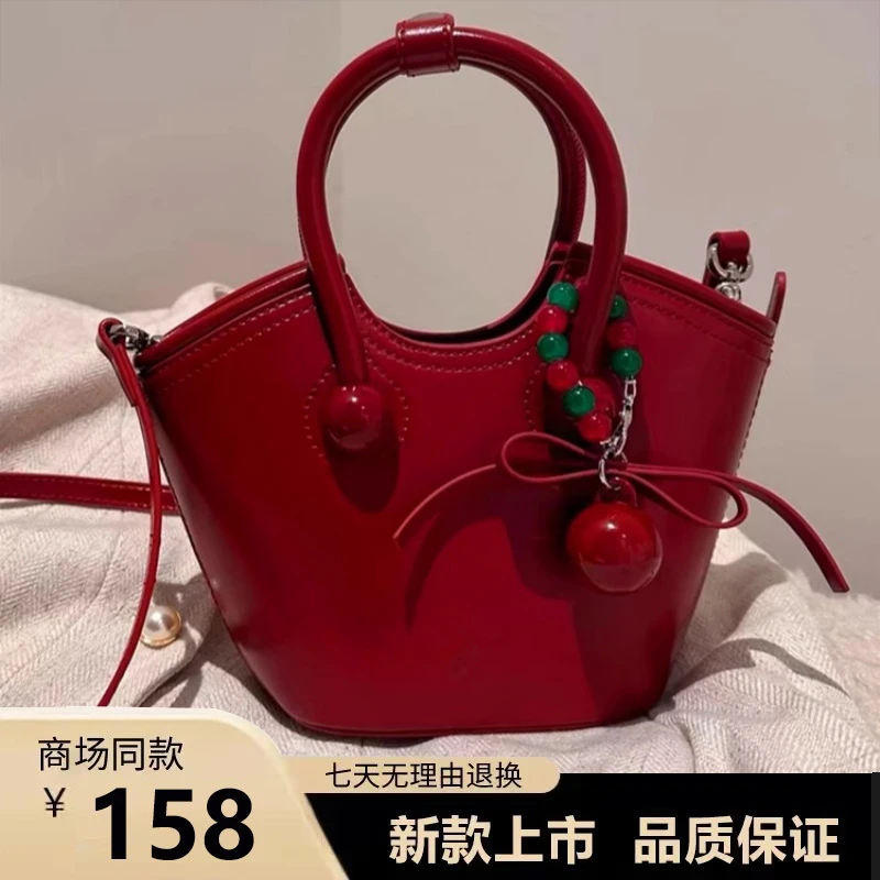 UR.2025新款爱心菜篮子樱桃手提托特包单肩斜挎小包红色新娘包包