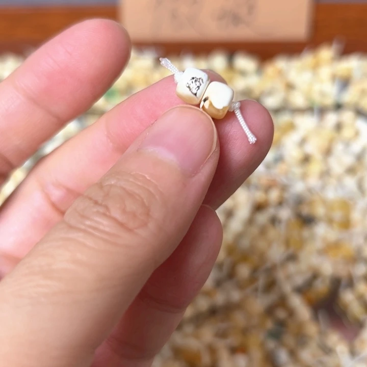 蜜蜡未镶嵌裸石6.4mm一对