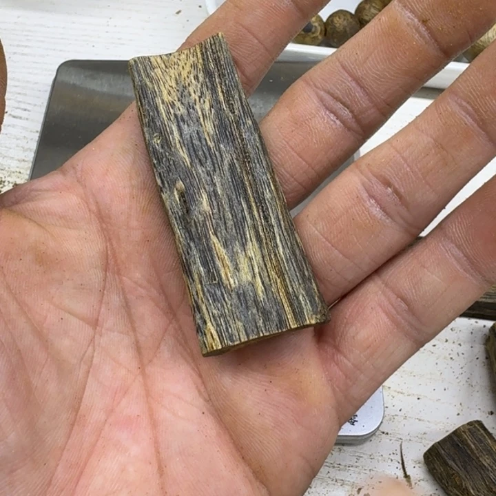 王***强沉香沉香碎屑棋楠无事牌一块9克