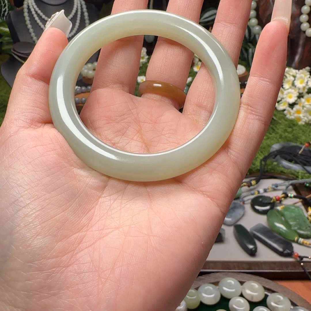 嗯***呢和田玉未镶嵌颈饰