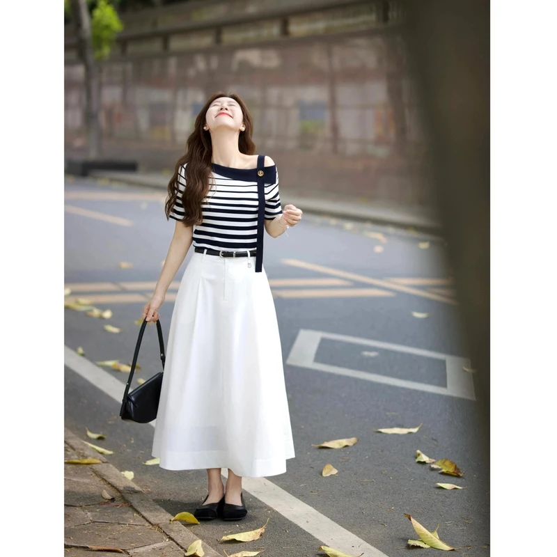 2025夏季新款法式黑白条纹斜肩针织短袖t恤搭配半身裙减龄两件套