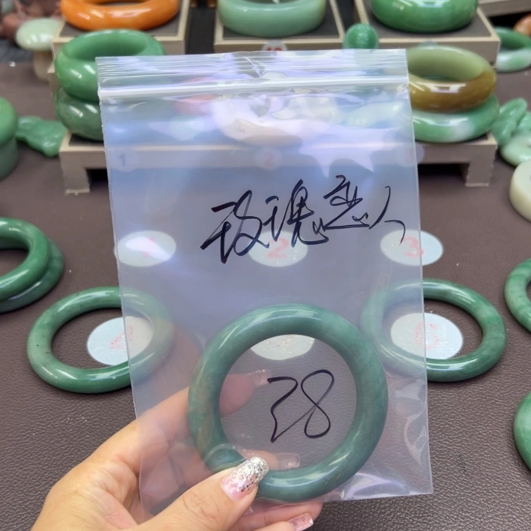 未镶嵌手镯石英岩玉玫**人
