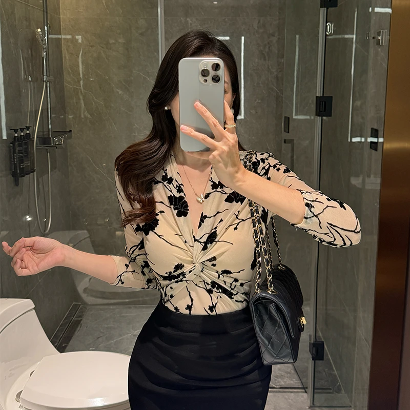 【曼城记忆】植绒烧花V领网纱上衣女秋季时尚气质收腰显瘦打底衫