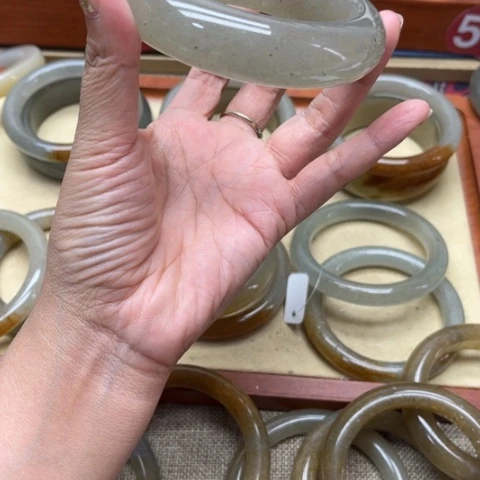 石英质玉手镯未镶嵌