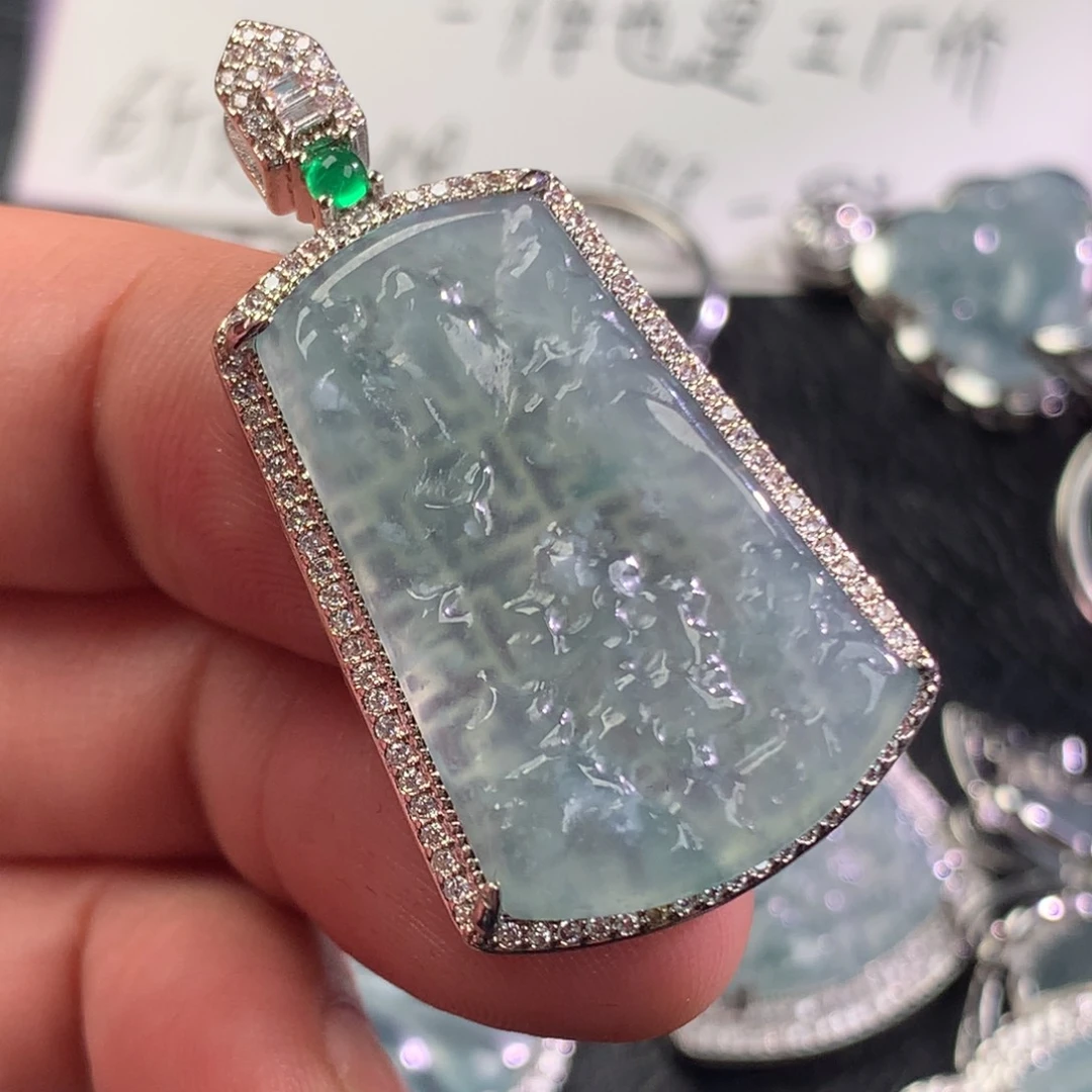 翡翠未镶嵌颈饰山水