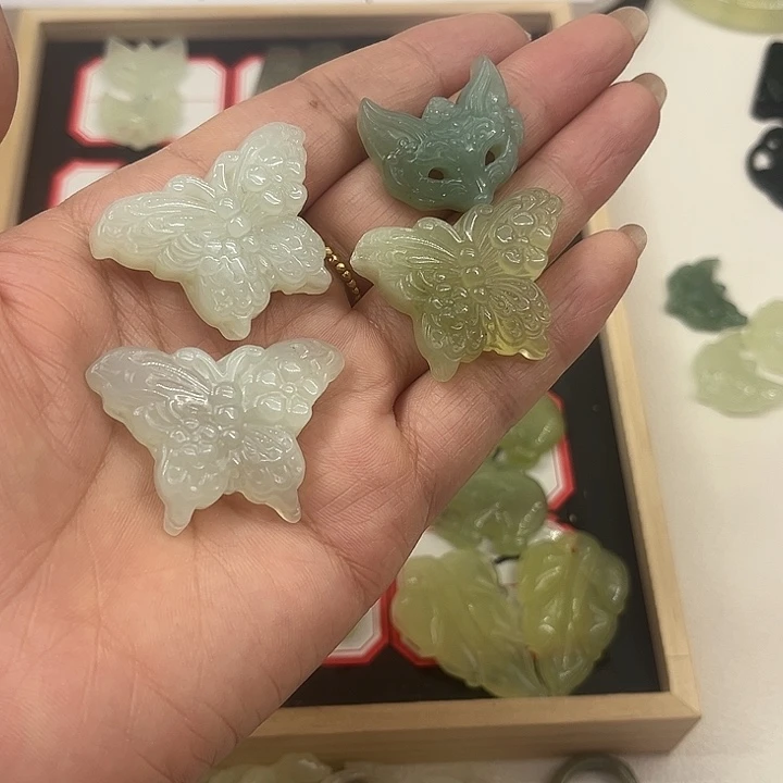 都***人蛇纹石玉合金颈饰