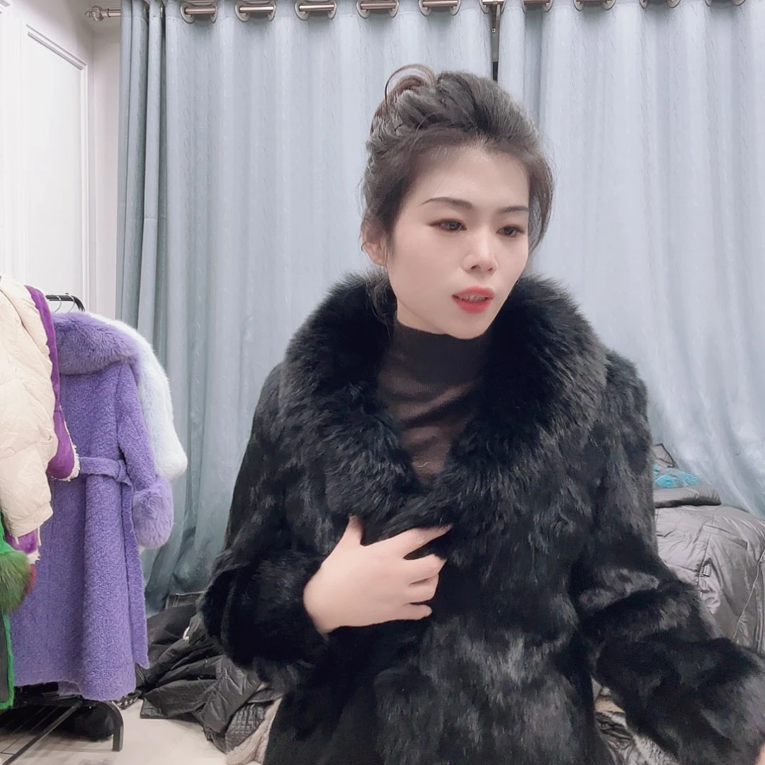 皮草搭配黑色西装