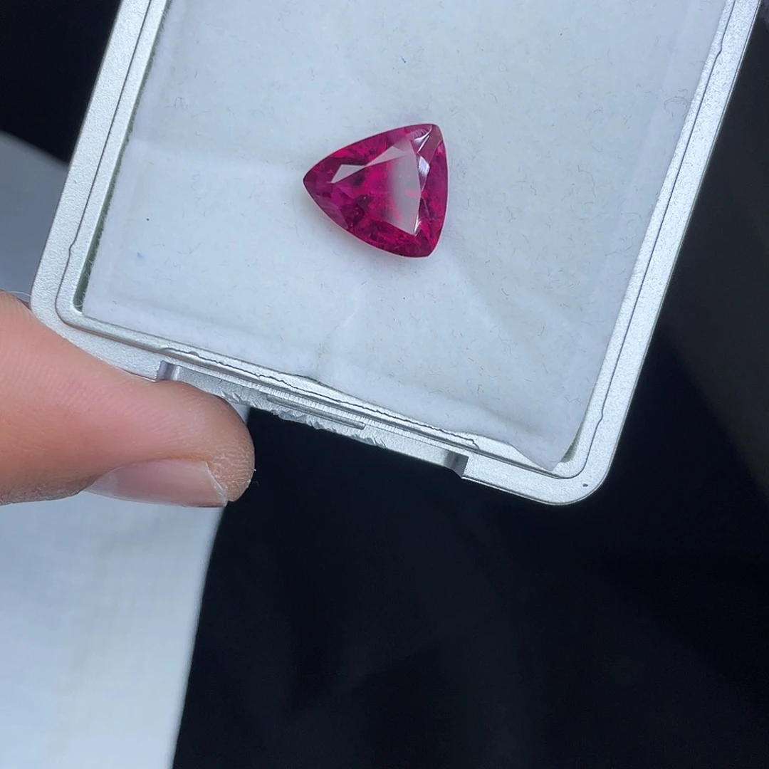 碧玺裸石未镶嵌7.47Ct。
