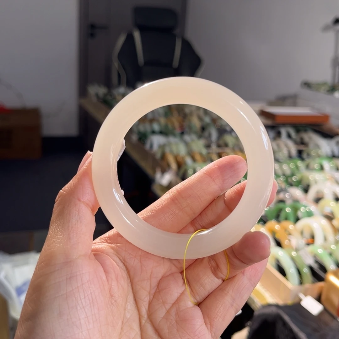 和田玉未镶嵌手镯  「浅冰樱花粉」起荧光