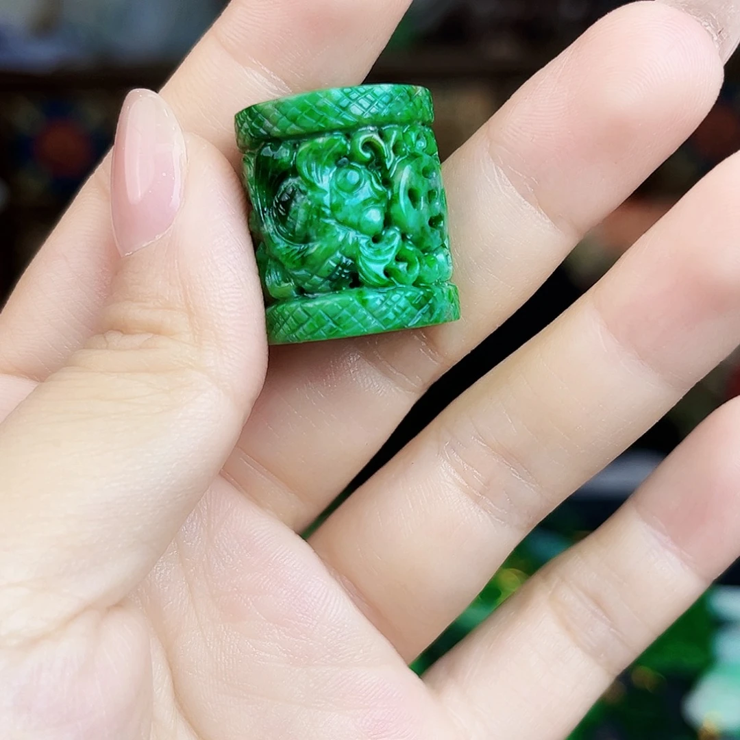 翡翠未镶嵌颈饰多样性