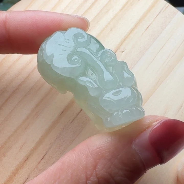 翡翠未镶嵌颈饰貔貅