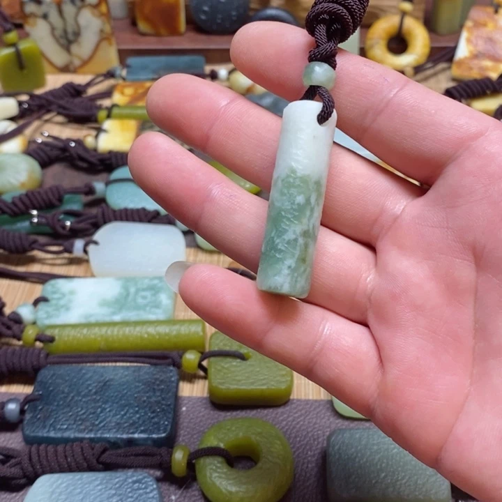 蛇纹石玉挂件未镶嵌