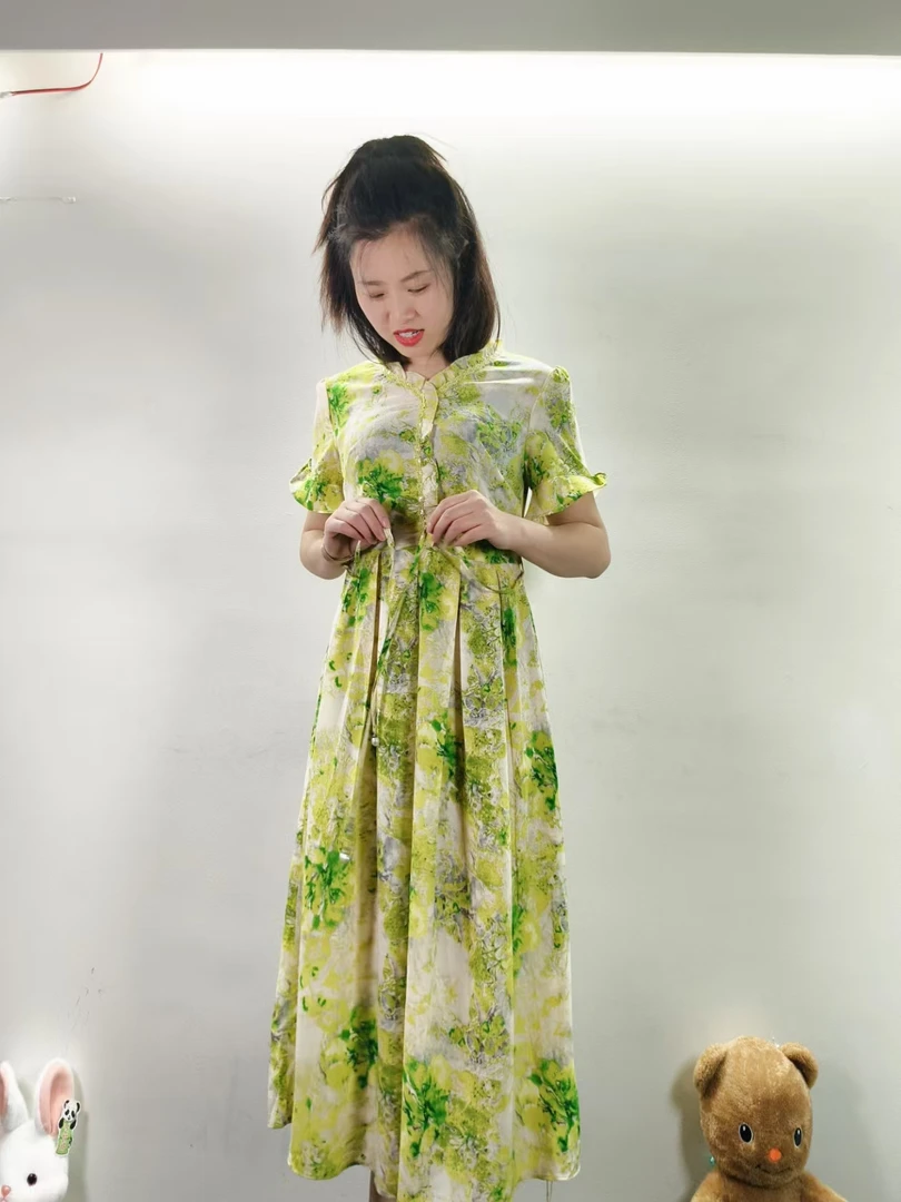 W76  翠绿色连衣裙  默认微瑕 无运费险 接受不了勿拍