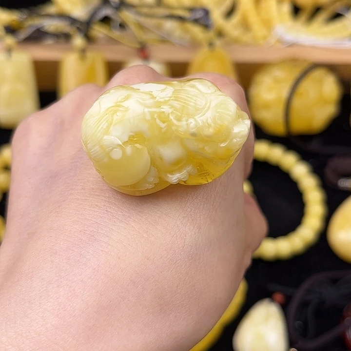 琥珀未镶嵌颈饰琥珀