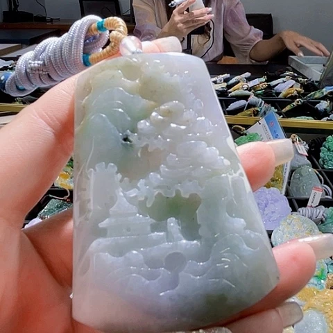 翡翠未镶嵌颈饰一个