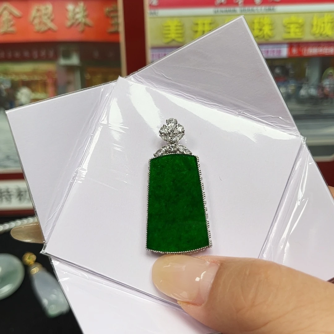 翡翠18K金镶嵌颈饰