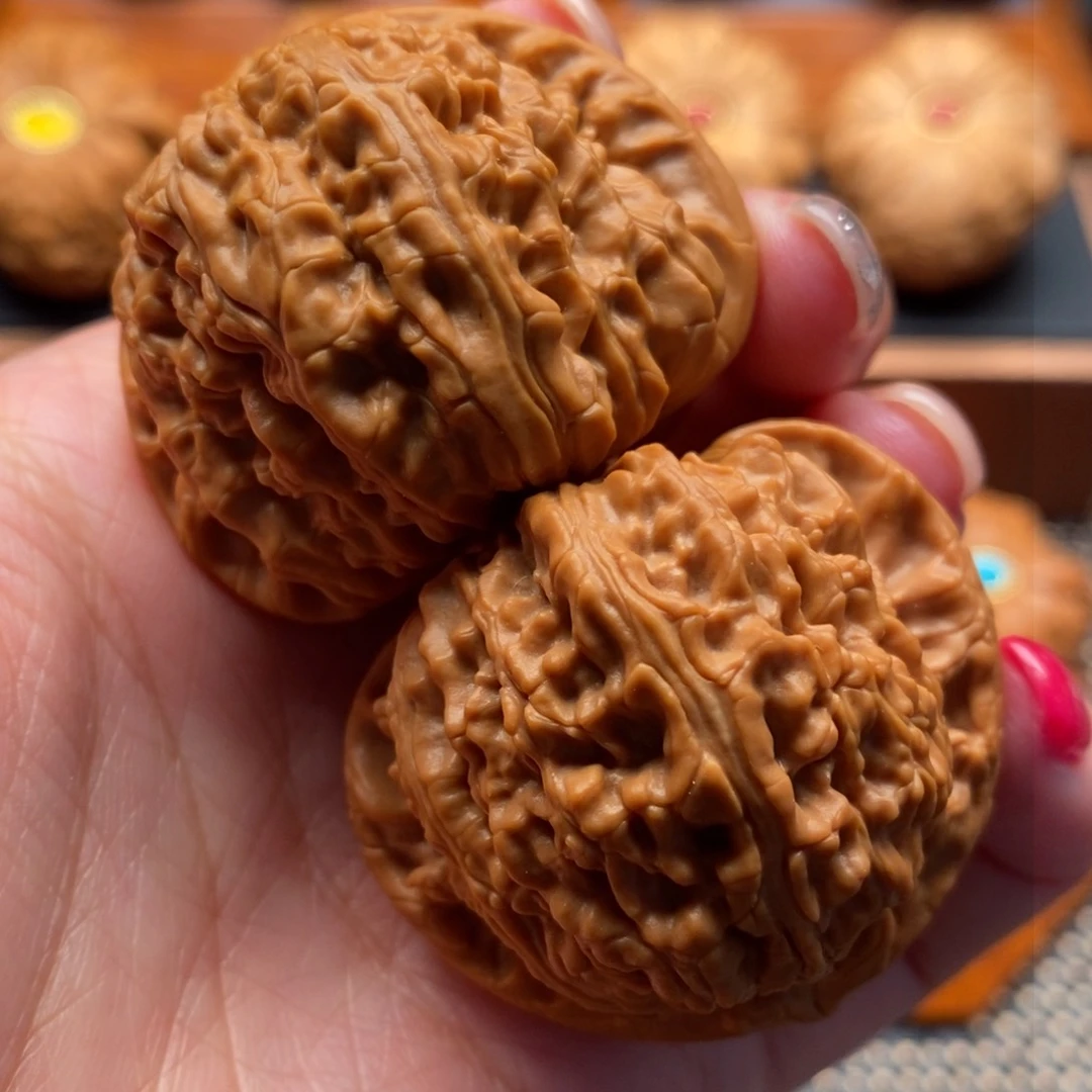 文玩核桃把件42尺寸三角白