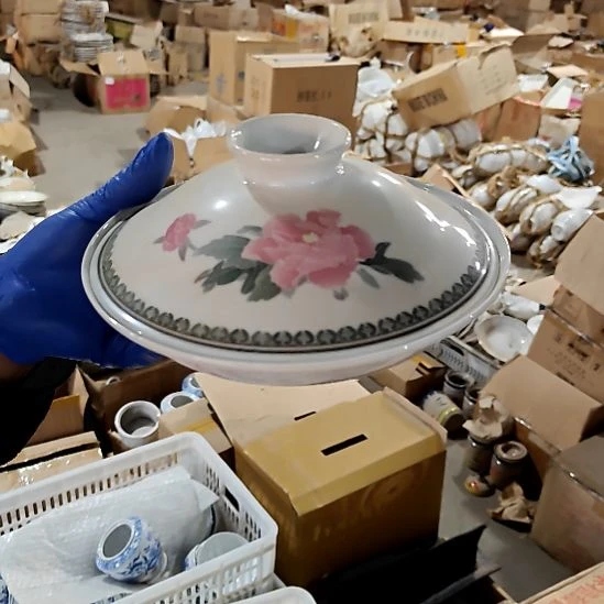 瓷片盘子碗茶壶啥都有