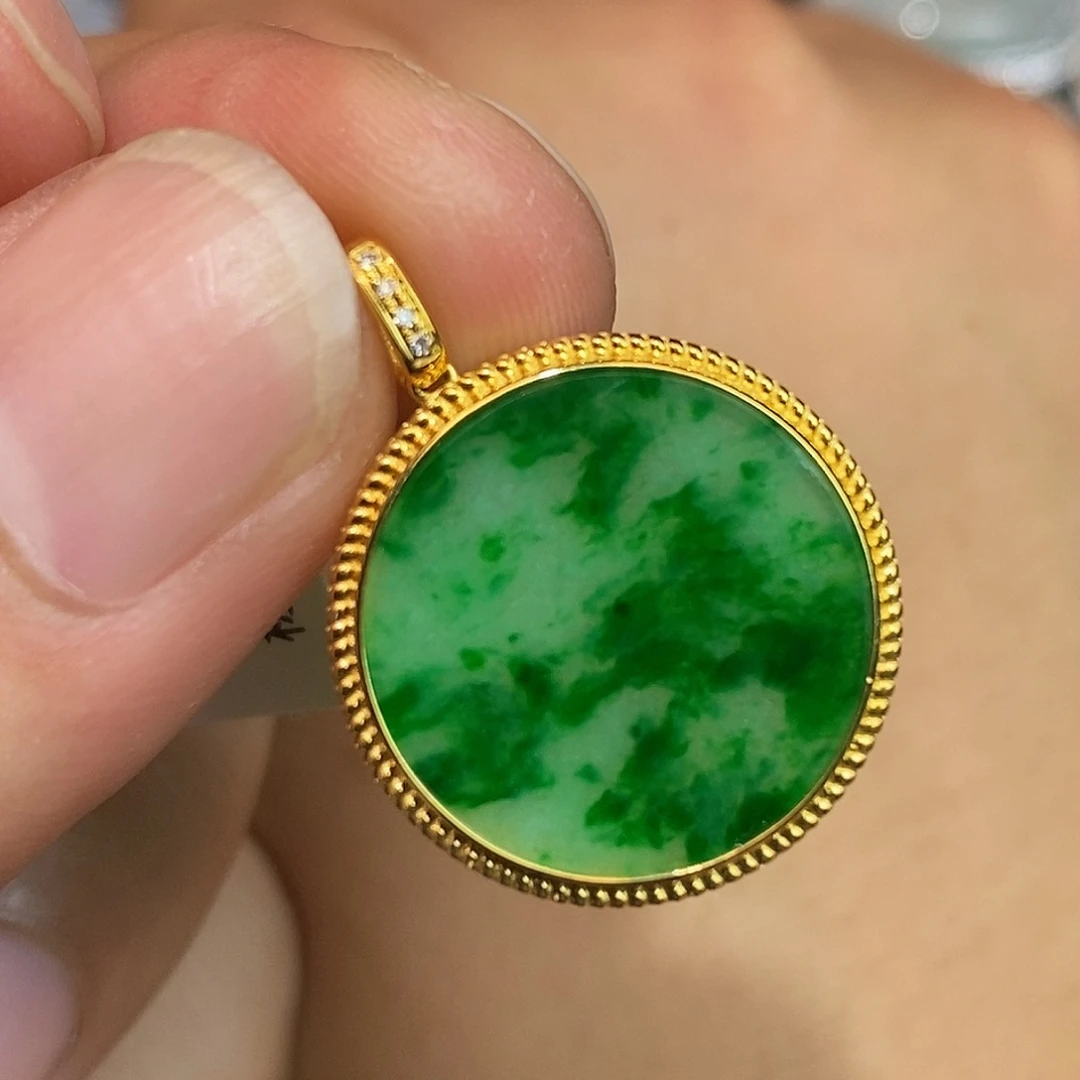 翡翠18K金镶嵌颈饰无事牌