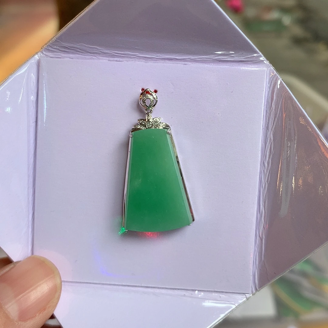 翡翠18K金镶嵌颈饰无事牌