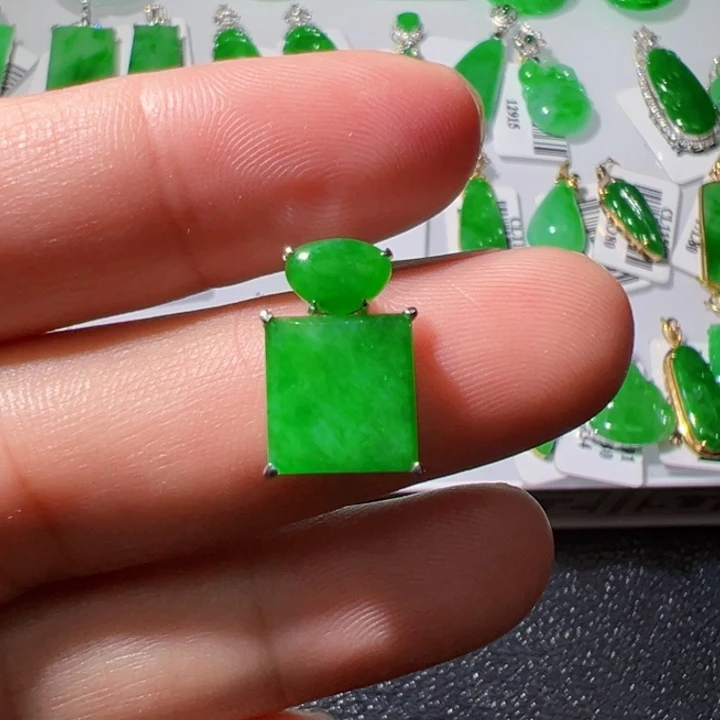 18K金镶嵌挂件翡翠