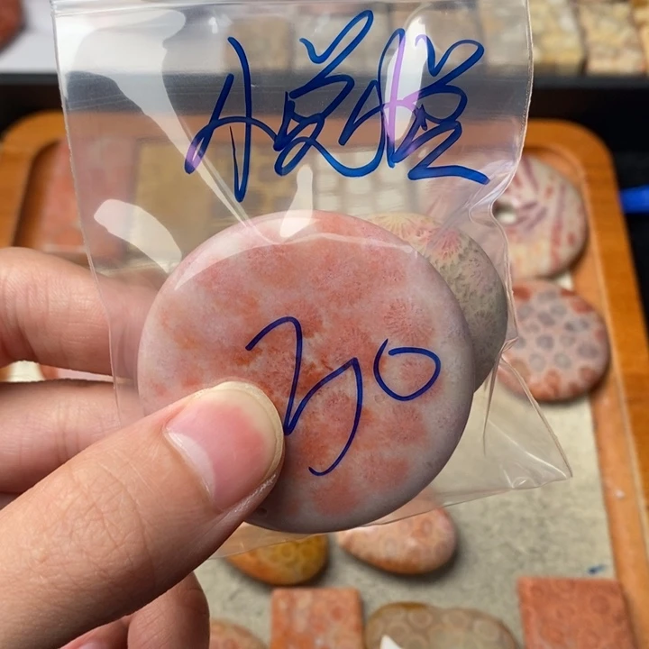 硅化玉颈饰足金镶嵌悦*。