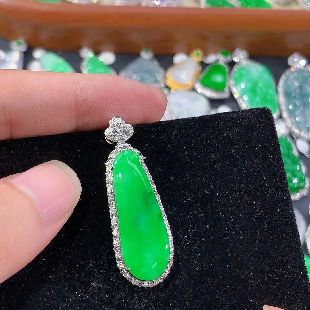 翡翠18K金镶嵌颈饰