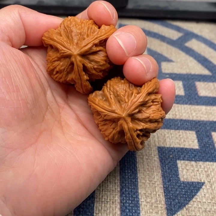 吊坠文玩核桃?**三棱