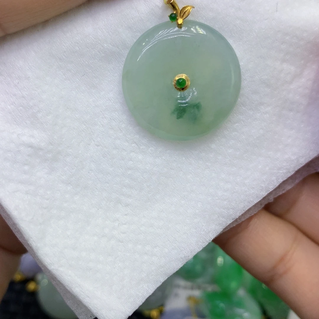 虎***仔翡翠18K金镶嵌颈饰