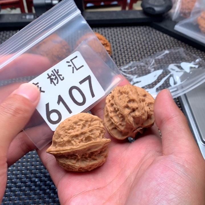 文玩核桃吊坠梨木台