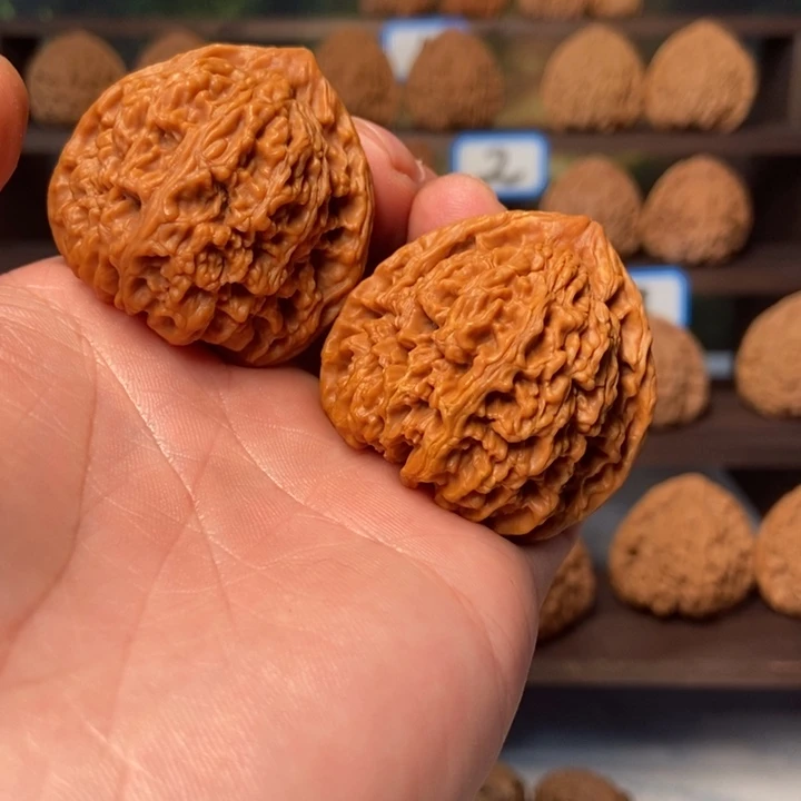 Z***)文玩核桃吊坠南疆石有色差