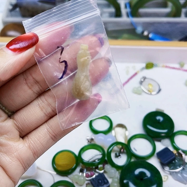 玩***玩和田玉（糖玉）未镶嵌珠宝半成品